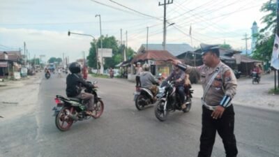 Personil Satlantas Atur Lalu Lintas Antisipasi Kemacetan di Batubara