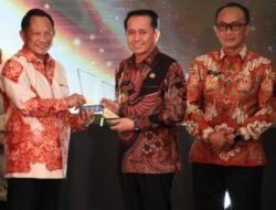 Agus Fatoni Terima Penghargaan Kemendagri di Jakarta