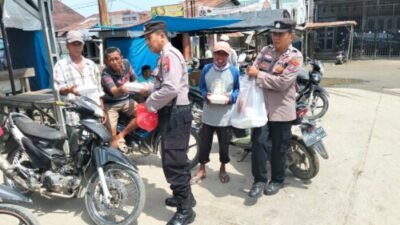 Kanit Binmas Polsek Medang Deras Berbagi ke Gojek dan Becak