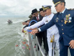 Upacara Tabur Bunga di Laut Belawan Sumut