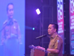 Agus Fatoni Diganjar Penghargaan Tokoh Inspiratif dan Sahabat Guru