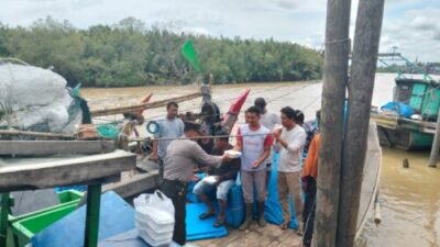 Polsek Medang Deras Beri Nasi ke Nelayan