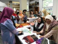 Tyas Fatoni Sebut 100 Penenun Berkarya Untuk Kemajuan Ekonomi Daerah