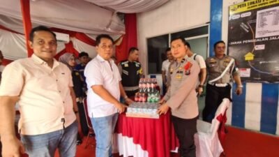 Kasat Narkoba Polres Batubara Beri Bingkisan Petugas Pospam Nataru