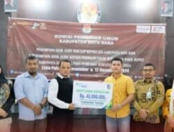 KPU Batubara Beri Santunan Ahli Waris Almarhum Yuhanif Faisal PPK Talawi