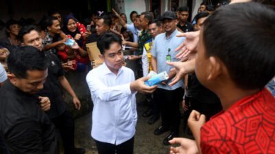 Wapres Beri Bantuan Masyarakat Miskin Ekstrem di Desa Bahari Medan