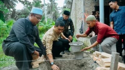 Pj Bupati Batubara Bantu Bedah Rumah Guru Ngaji di Desa Guntung