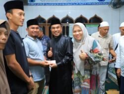 Wabup Labura Serahkan Bantuan Sosial di Masjid Nurul Huda