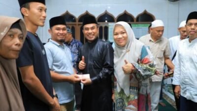 Wabup Labura Serahkan Bantuan Sosial di Masjid Nurul Huda