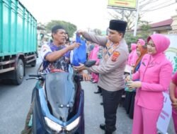 Polres Batubara Berbagi Takjil Kepada Warga