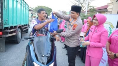 Polres Batubara Berbagi Takjil Kepada Warga