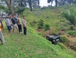 Mobil Sedan Terjun Bebas ke Parit di Batubara