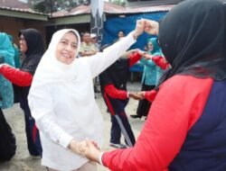 Lansia Catwalk, Ibu Hamil Dapat Bingkisan Saat Ketua Pembina Posyandu Sumut di Batubara
