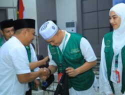 Bupati dan Istri Ikut Berangkat Haji, 197 Jamaah Labura Dilepas Penuh Haru
