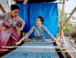 Kagumi Karya Penenun Tradisional, Kahiyang Ayu Borong Ulos Khas Samosir