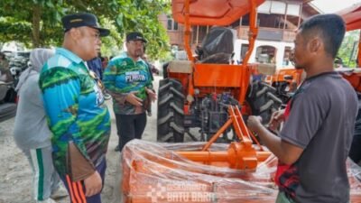Dukung Ketahanan Pangan Nasional, Bupati Batubara Serahkan 8 Traktor Untuk Petani