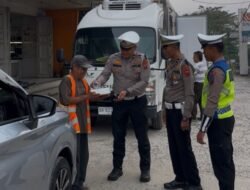 Satlantas Polres Batubara Berbagi Nasi Kotak Untuk Pekerja Jalanan