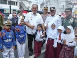 Bupati Asahan Bagikan Ribuan Bendera Merah Putih Langsung ke Tangan Warga