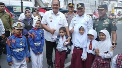 Bupati Asahan Bagikan Ribuan Bendera Merah Putih Langsung ke Tangan Warga