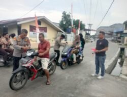 Polsek Medang Deras Bagi dan Pasang Bendera Merah Putih