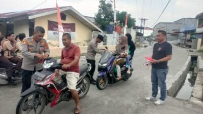 Polsek Medang Deras Bagi dan Pasang Bendera Merah Putih