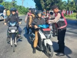 Polres Batubara Bagikan Bendera Merah Putih