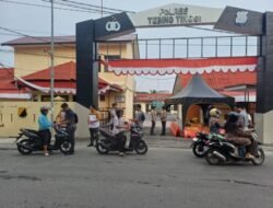 Polres Tebing Tinggi Bagikan 100 Bendera ke Warga