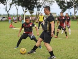 Laga ekshibisi Polres FC vs PS Pemkab Berakhir Imbang 2-2