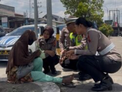 Tak Hanya Tertibkan Jalan, Satlantas Batubara Juga Berbagi ke Warga