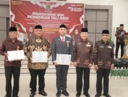 Bupati Labura Terima Medali Kejuangan 9 Windu