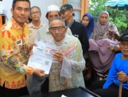 Wabup Labura Tinjau Penyaluran BLTS ke 15.817 Warga