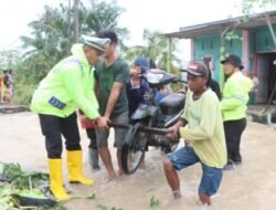 PJU Polres Batubara Tinjau Jalan Putus dan Salurkan Bantuan di Desa Nenassiam