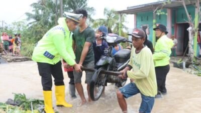 PJU Polres Batubara Tinjau Jalan Putus dan Salurkan Bantuan di Desa Nenassiam
