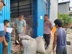 Polsek Lima Puluh Dampingi Petani Jual 1.080,85 Kilogram Jagung ke Bulog Asahan