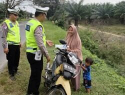 Satlantas Batubara Tak Lupa Rakyat Kecil di Jumat Berkah