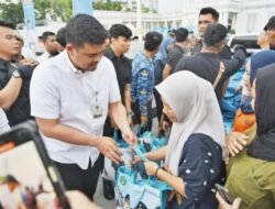 Gubernur Sumut Bagi THR dan Sembako di Jalan