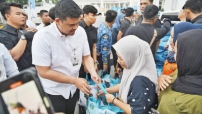 Gubernur Sumut Bagi THR dan Sembako di Jalan