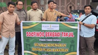 Socfindo Tanah Gambus Aksi Berbagi Takjil Untuk Pengguna Jalan