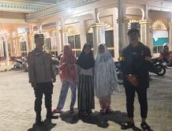 Personil Polsek Lima Puluh dan Polsek Indrapura Perketat Pengamanan Ibadah Tarawih