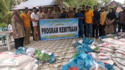 Peduli Mitra, Socfindo Salurkan Ratusan Paket ke Enam Desa di Lima Puluh Pesisir