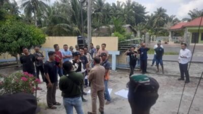 Mahasiswa dan Warga Kepung Kantor Desa Lubuk Cuik, Tuntut Audit BUMDes
