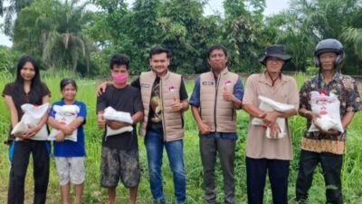 Satnarkoba Polres Batubara Sisihkan Waktu Bantu Warga Miskin
