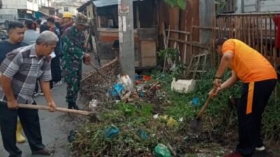 Gotong Royong di Badak Bejuang, Polsek Rambutan Edukasi Kamtibmas