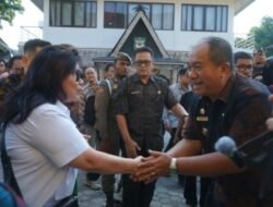 Ketua Tim Komisi VII DPR RI Beli Sepatu Bunu Asahan di PRSU 2026