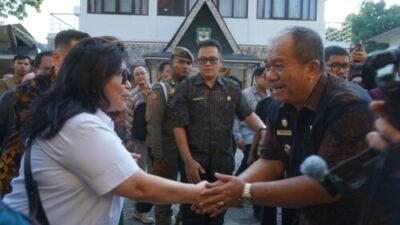 Ketua Tim Komisi VII DPR RI Beli Sepatu Bunu Asahan di PRSU 2026