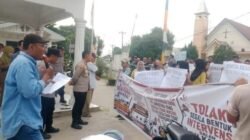 Warga Kepung Kantor Desa Pulau Rakyat Tua, Panitia Pilkades Tolak Buka Berkas Tiga ASN Batubara