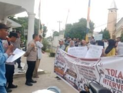 Warga Kepung Kantor Desa Pulau Rakyat Tua, Panitia Pilkades Tolak Buka Berkas Tiga ASN Batubara