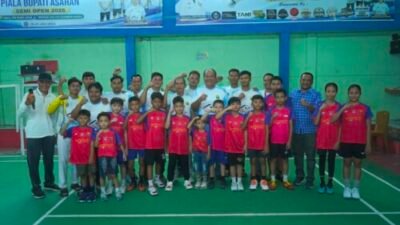 Bupati Asahan Serahkan Piala Turnamen HUT Bhayangkara ke-80