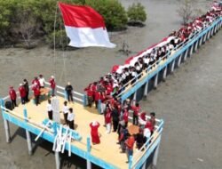 Wabup Asahan dan Ratusan Pelajar Bentangkan Bendera 20 Meter di Mangrove Silo Baru