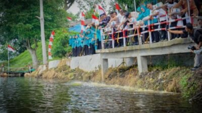 TP PKK Batubara Tanam Pohon dan Tebar Benih Ikan di Danau Laut Tador